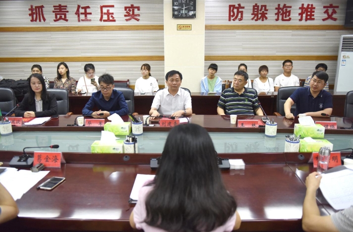 圖為入讀高等院校制藥類專業(yè)貧困學(xué)生助學(xué)金項(xiàng)目捐贈(zèng)儀式現(xiàn)場(chǎng)。記者蔣守福 攝.jpg