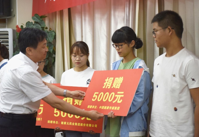 圖為中國健康傳媒集團(tuán)副總經(jīng)理劉建青（左一）為受助學(xué)生頒發(fā)助學(xué)金。記者蔣守福 攝.jpg