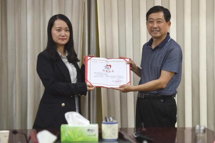 圖為臨泉縣人民政府副縣長葛金海（右）為健康元藥業(yè)集團(tuán)股份有限公司頒發(fā)捐贈(zèng)證書。記者蔣守福 攝.jpg