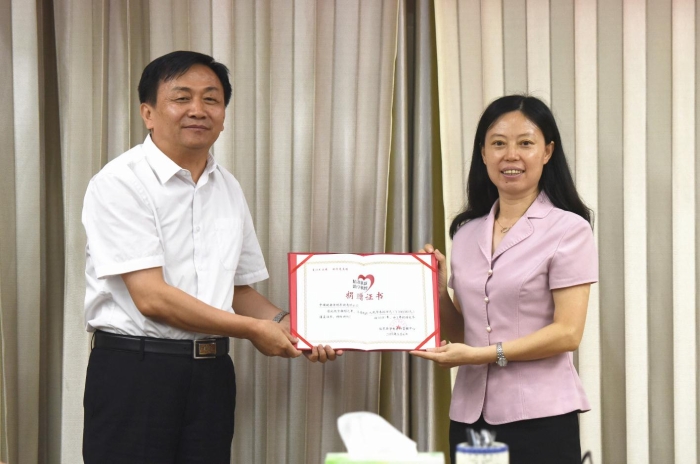 圖為臨泉縣委常委、縣人民政府副縣長張艷琴（右）為中國健康傳媒集團(tuán)頒發(fā)捐贈(zèng)證書。記者蔣守福 攝.jpg