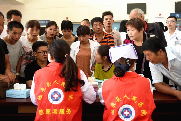 圖為藥師、醫(yī)師公眾咨詢活動現(xiàn)場。潘迪 攝1.jpg