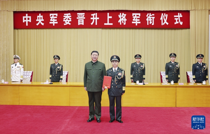 7月9日，中央軍委晉升上將軍銜儀式在北京八一大樓舉行。中央軍委主席習(xí)近平向晉升上將軍銜的中央軍委政治工作部常務(wù)副主任何宏軍頒發(fā)命令狀。新華社記者 李剛 攝