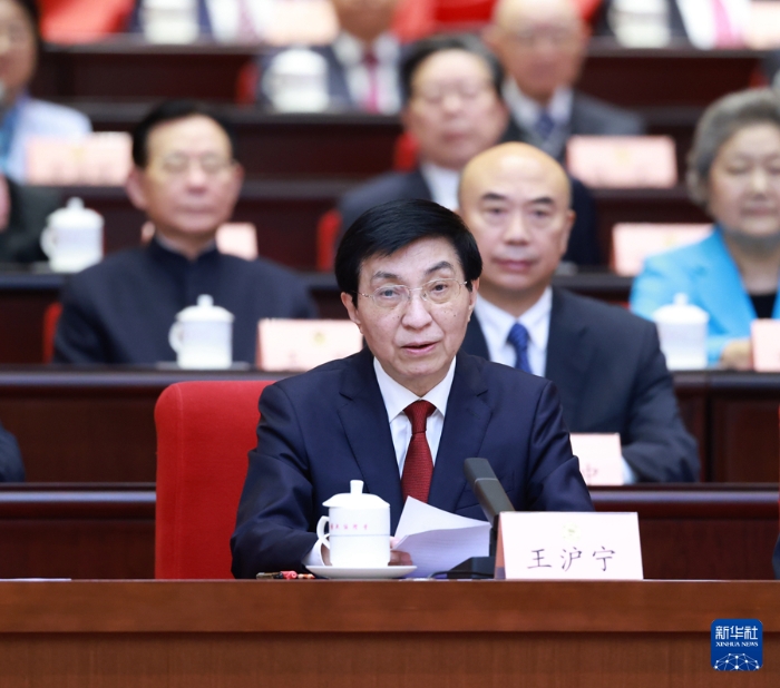 9月20日上午，中共中央、全國(guó)政協(xié)在全國(guó)政協(xié)禮堂隆重舉行慶祝中國(guó)人民政治協(xié)商會(huì)議成立75周年大會(huì)。中共中央政治局常委、全國(guó)政協(xié)主席王滬寧主持大會(huì)。新華社記者 王曄 攝