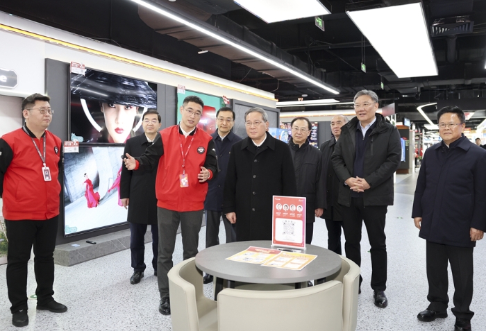 1月2日，中共中央政治局常委、國務(wù)院總理李強(qiáng)在山東濟(jì)南調(diào)研。這是李強(qiáng)在位于濟(jì)南市泉城路的京東電器旗艦店，了解家用電器、手機(jī)銷售等情況。新華社記者 丁海濤 攝