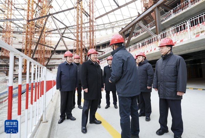 1月2日，中共中央政治局常委、國務(wù)院總理李強(qiáng)在山東濟(jì)南調(diào)研。這是李強(qiáng)在黃河體育中心察看施工進(jìn)展。新華社記者 丁海濤 攝